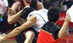 网红篮球场吃瓜事件真相,真相背后引人深思