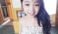 网红小萝莉吃瓜,萌态十足引网友热议