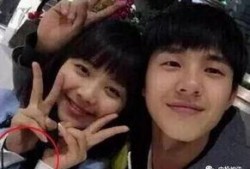 姐弟恋网红情侣吃瓜,甜蜜互动引网友热议