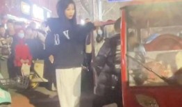 吃瓜纹身男网红很大的照片,吃瓜表情下的巨大魅力