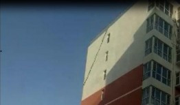 交房楼顶开裂爆料视频,业主曝光交房问题，安全隐患亟待解决”