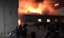 新疆火灾网友爆料新闻,网友爆料，火势蔓延，紧急救援行动展开